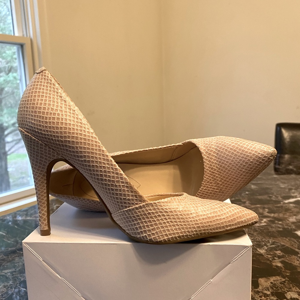 GUESS WOMEN’S POINTED TOE CLASSIC PUMP. - Picture 7 of 13